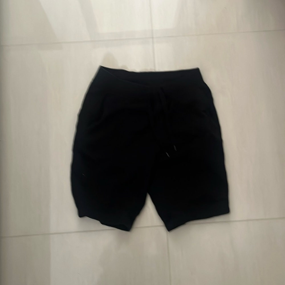 UNIQLO / BLACK SHORTS / SUMMERTIME VIBE